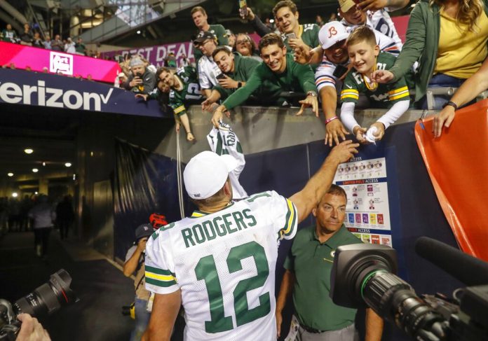 Packers Bears Football Aaron Rodgers Staying with Packers